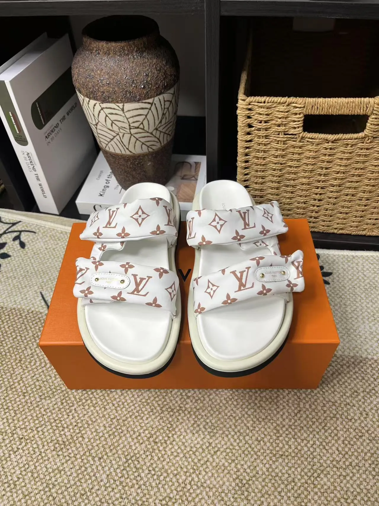 P340 yuan LV Louis Vuitton Full of high-end feel! A popular model among bloggers at home and abroad, it’s retro and fashionable, and looks stunning on your feet! Mainly recommended model on the official website★ ━━━━━ ЅᏇєєt ━━━━━ ▪️Upper: original calfskin ➕5D printing process ▪️Inner: imported mixed sheepskin ▪️Outsole: original molded foam outsole ▪️Size: Female 35-40 Men's 39-44 (women's 41 men's 45)